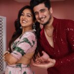 Bhavin Bhanushali Instagram - Garba with this Beautiful Singer ❤️ @neetimohan18 Neeti's look- @ruhrindia Jewellery - @the_beta_girl Styling - @shreyandurjastyle Glam - @ritickasjalan @aaliyahussainhairmakeupcreator @muktimohan @mohanshakti @salmanyusuffkhan #savaria #navratri #garba