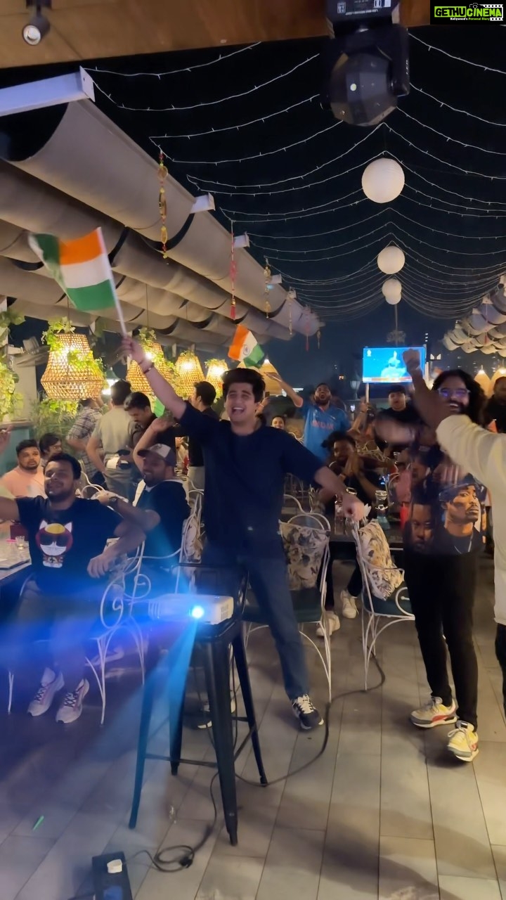 Bhavin Bhanushali Instagram - Indiaaaaaaa 🇮🇳 @terrezacafeandbar @ammy97500 @yadit_official @raja_bhanushali99 @smitkataria619 #india #cricket #worldcup