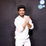 Bhavin Bhanushali Instagram – If you think #HaathDhonaCoolHai 👏🤟drop the 👏emoji in the comments and do the Handwash Hookstep like me. Share your video and become a #HandwashLegend @savlon.india