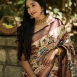 Bhavya Gowda Instagram - 🤎 Saree: @abhicollections1 MUA: @makeoverby_divyagowda Captured by: @umesh__photography___ Hairstyle by: @hairstylist_bangalore Jewels: @thespatika