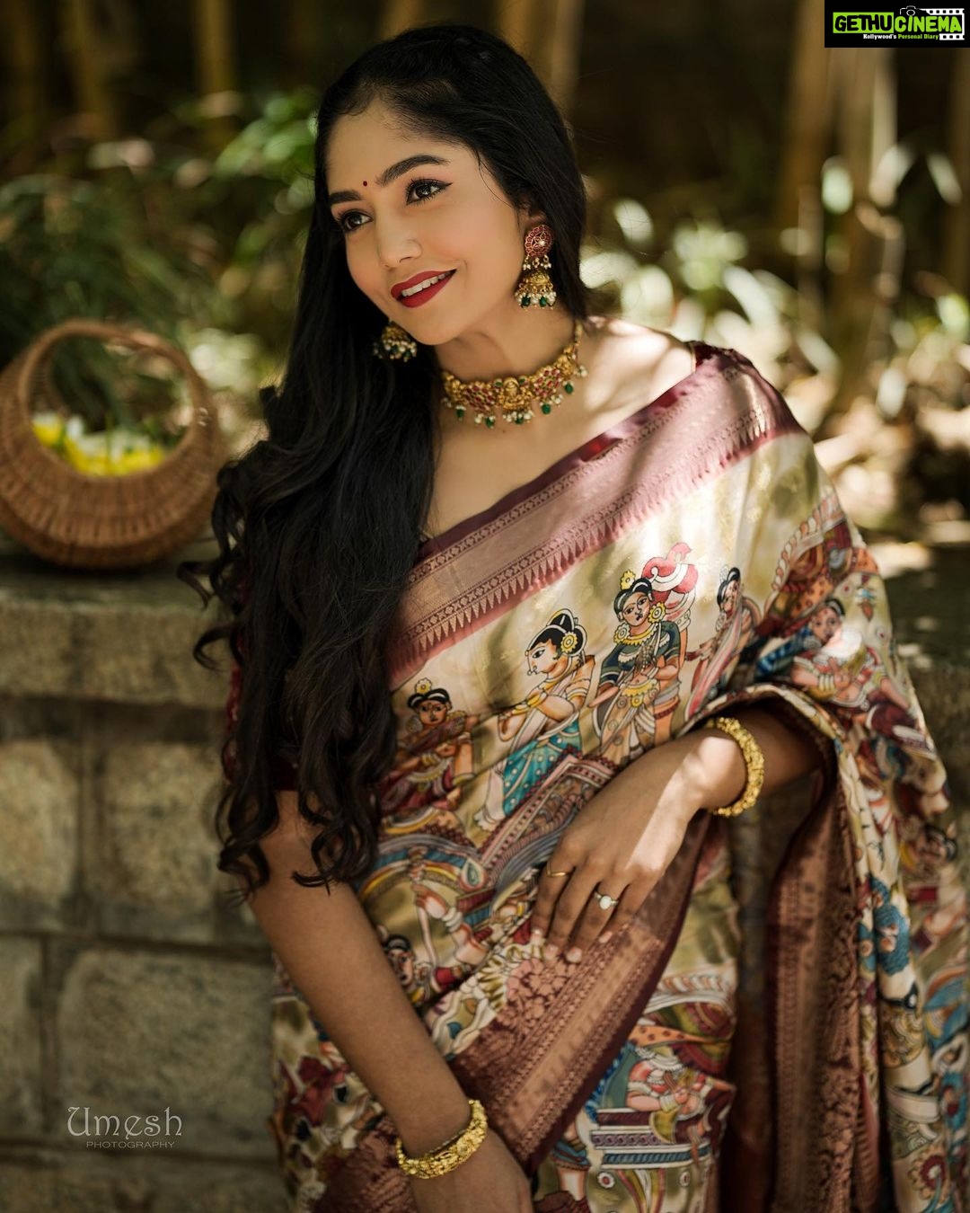 Bhavya Gowda Instagram - 🤎 Saree: @abhicollections1 MUA: @makeoverby_divyagowda Captured by: @umesh__photography___ Hairstyle by: @hairstylist_bangalore Jewels: @thespatika