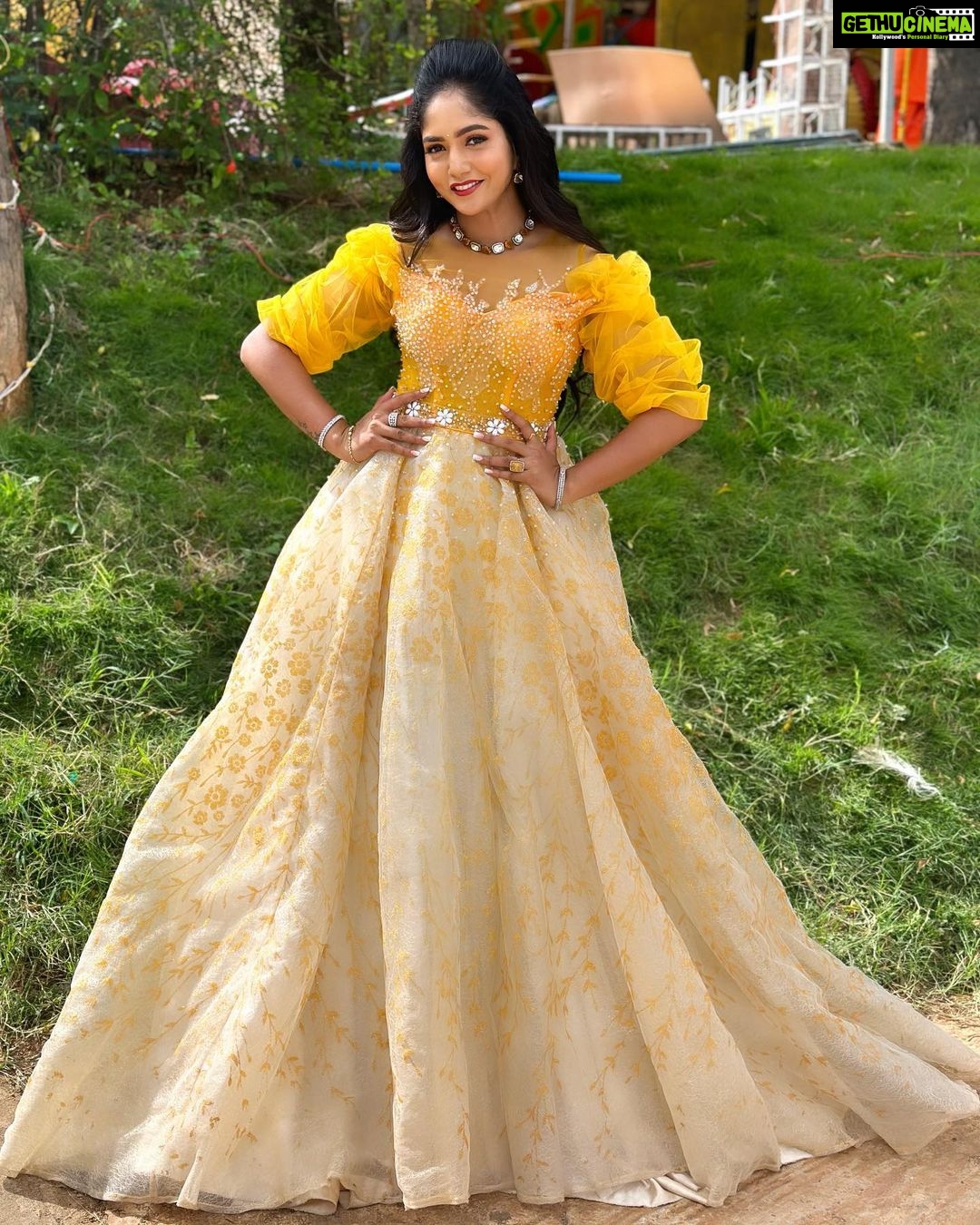 Bhavya Gowda Instagram - π MUA: @makeoverby_divyagowda Hairstyle by: @rehaan_hairstyles_bengaluru Jewels: @thespatika Outfit: @rentyourlook_by_chandangowda #kannada #kannadaactress #bhavyagowda670 #geethaserial #geethaserialbhavyagowda670 #colors #colorskannada #actor #actresses #telgu #telguactress #starmaa #kks #kalisiuntekaladusukhamserial #instagram #instagood #instadaily #insta #instafashion Akshaya Studio