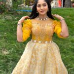 Bhavya Gowda Instagram - 💛 MUA: @makeoverby_divyagowda Hairstyle by: @rehaan_hairstyles_bengaluru Jewels: @thespatika Outfit: @rentyourlook_by_chandangowda #kannada #kannadaactress #bhavyagowda670 #geethaserial #geethaserialbhavyagowda670 #colors #colorskannada #actor #actresses #telgu #telguactress #starmaa #kks #kalisiuntekaladusukhamserial #instagram #instagood #instadaily #insta #instafashion Akshaya Studio