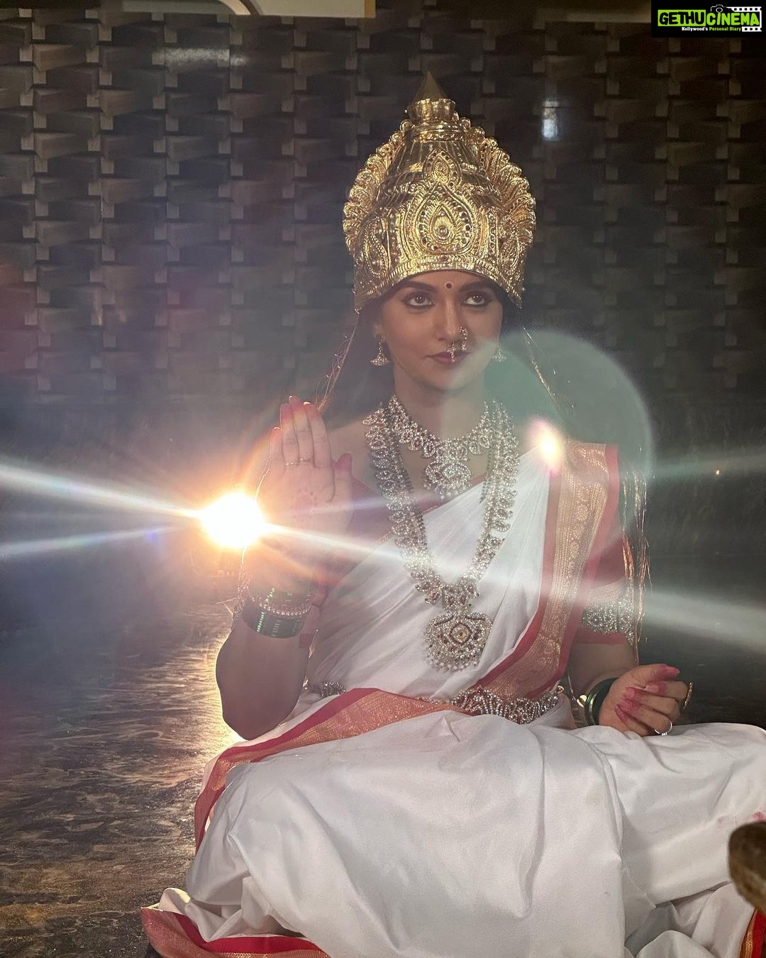 Bhavya Gowda Instagram - ಸರಸ್ವತಿಯ ವಾಸ್ತವಿಕ ಅರ್ಥ ಶಿಕ್ಷಣ, ಜ್ಞಾನ ಮತ್ತು ಉತ್ಕೃಷ್ಟತೆಯ ದೇವತೆ, ಸರಸ್ವತಿ ದೇವಿಗೆ ಹಿಂದೂ ಧರ್ಮದಲ್ಲಿ ಒಂದು ಪ್ರಮುಖ ಸ್ಥಾನವಿದೆ. ಸರಸ್ವತಿ ಎಂಬ ಹೆಸರು ಸಂಸ್ಕೃತ ಪದ 'ಶ್ರು' ನಿಂದ ಬಂದಿದೆ. ಇದು ಶುದ್ಧ ನೀರು ಮತ್ತು ಜ್ಞಾನ ಅಥವಾ ಬುದ್ಧಿವಂತಿಕೆಯ ನಿರಂತರ ಮತ್ತು ಸ್ವಯಂ-ನವೀಕರಣದ ಹರಿವನ್ನು ಸೂಚಿಸುತ್ತದೆ. ಸರಸ್ವತಿ ದೇವಿಯು ಜ್ಞಾನದ ಸಂಕೇತ, ಇದರ ಹರಿವು ನದಿಯಂತೆ. Maa (Mother) Saraswati is a Hindu goddess who represents education, creativity, and music. The name Saraswati stems from the Sanskrit root "saras," which means "that which is fluid." Maa Saraswati is known to bring order out of chaos and has a calming and centering personality. Bangalore, India