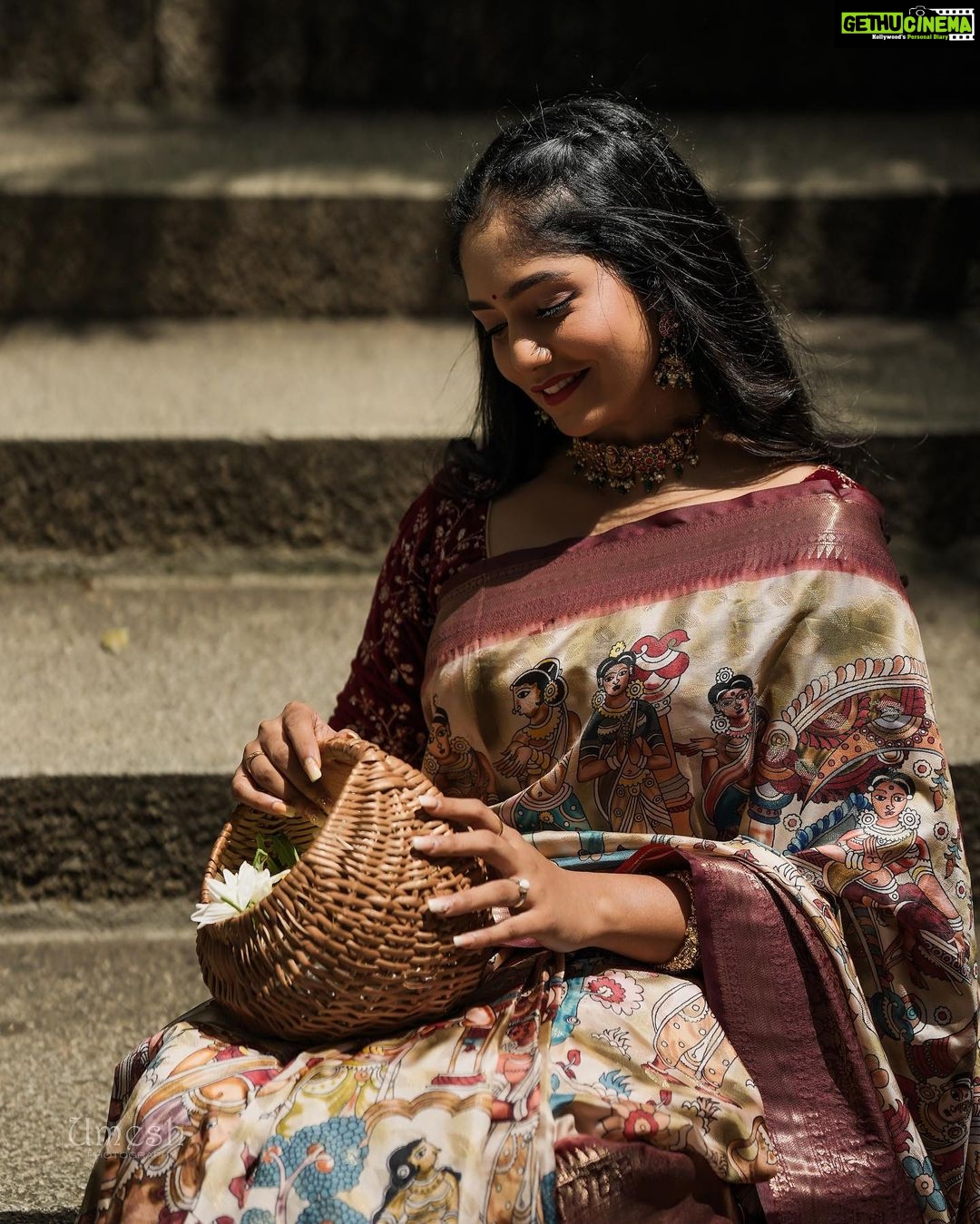 Bhavya Gowda Instagram - Saree: @abhicollections1 MUA: @makeoverby_divyagowda Captured by: @umesh__photography___ Hairstyle by: @hairstylist_bangalore Jewels: @thespatika #kannada #kannadaactress #bhavyagowda670 #geethaserial #geethaserialbhavyagowda670 #colors #colorskannada #actor #actresses #telgu #telguactress #starmaa #kks #kalisiuntekaladusukhamserial #instagram #instagood #instadaily #insta #instafashion Bangalore, India