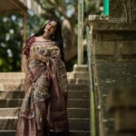 Bhavya Gowda Instagram - 🤎 Saree: @abhicollections1 MUA: @makeoverby_divyagowda Captured by: @umesh__photography___ Hairstyle by: @hairstylist_bangalore Jewels: @thespatika