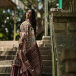 Bhavya Gowda Instagram - 🤎 Saree: @abhicollections1 MUA: @makeoverby_divyagowda Captured by: @umesh__photography___ Hairstyle by: @hairstylist_bangalore Jewels: @thespatika