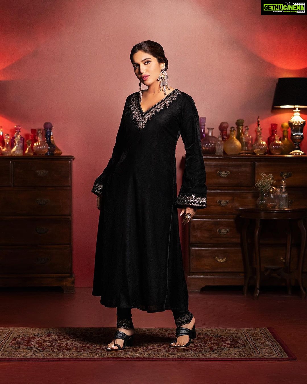 Bhumi Pednekar Instagram - Khaas Mauka Nahi, Aap Hai❤️ From ethnic glam to modern vibes. Celebrate this festive season with @ishinfashions latest collection. The big billion days sale is live on @flipkart. Go grab your festive wear!