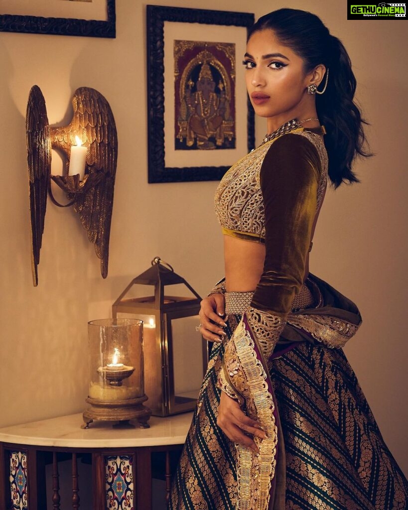 Bhumi Pednekar Instagram - My most favourite time of the year is here ✨ Started with a bang, thank you @manishmalhotra05 for the bestest night. Wearing head to toe @manishmalhotraworld @manishmalhotrajewellery Styled by : @mohitrai with @shubhi.kumar Assisted by : @upasnasingh_official Clicked by @trishasarang
