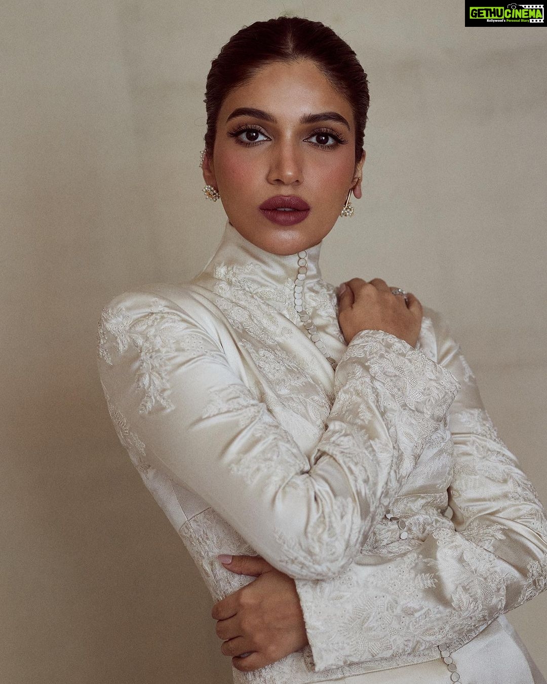 Bhumi Pednekar Instagram - ✨✨✨ . . . Outfit- @anamikakhannaindia Jewellery - @suhanipittie Styled by - @manishamelwani Style team - @sim.ran_awayy @gypsy.girl.world Makeup -@niccky_rajaani Hair- @hrishidoeshair Photographer -@trishasarang @mumbaifilmfestival #bhumipednekar #jiomamimumbaifilmfestival
