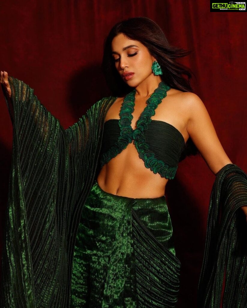 Bhumi Pednekar Instagram - Go green 💚🐍🤩 @mumbaifilmfestival We chose this beautiful saree by @vaishalisstudio. This handwoven textile, is sustainable and made with the intent to reduce environmental impact. To me it’s Art. And we paired it with the most beautiful earrings crafted by @estaagems . These are made of recycled aluminium :) Team Styled by - @manishamelwani Assisted by- @sim.ran_awayy @gypsy.girl.world Hair- @the.mad.hair.scientist Makeup- @niccky_rajaani Photographer -@dinesh_ahuja Footwear-@rossobrunelloofficial @stanley.communications #jiomamimumbaifilmfestival #bhumipednekar