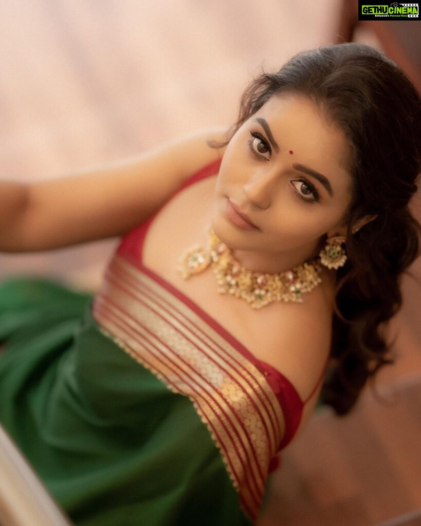 Chaitra Reddy Instagram - And now it is time to put yourself first. Let go off all the bad times. Switch off the negativity. Focus on your goals. Reach for the moon. Do whatever pleases you - you are the master of your own destiny Make up : @vijiknr PC : @camerasenthil Jewels : @bronzerbridaljewellery