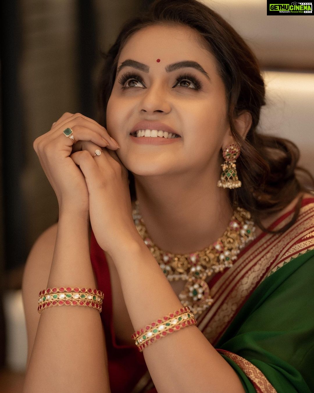 Chaitra Reddy Instagram - And now it is time to put yourself first. Let go off all the bad times. Switch off the negativity. Focus on your goals. Reach for the moon. Do whatever pleases you - you are the master of your own destiny Make up : @vijiknr PC : @camerasenthil Jewels : @bronzerbridaljewellery
