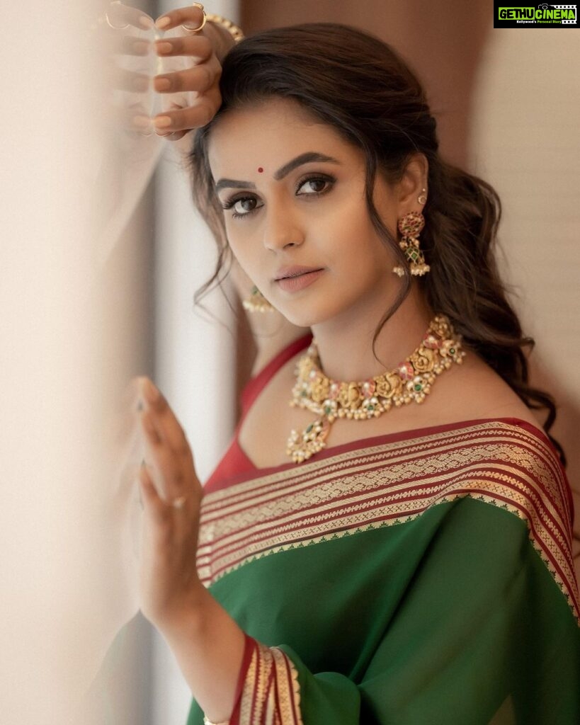Chaitra Reddy Instagram - On the auspicious occasion of Vijayadashami, wishing you peace in every step you take and love in every choice you make 🙏🏻 #dusshera2023❤️ Make up : @vijiknr Jewels : @bronzerbridaljewellery PC : @camerasenthil