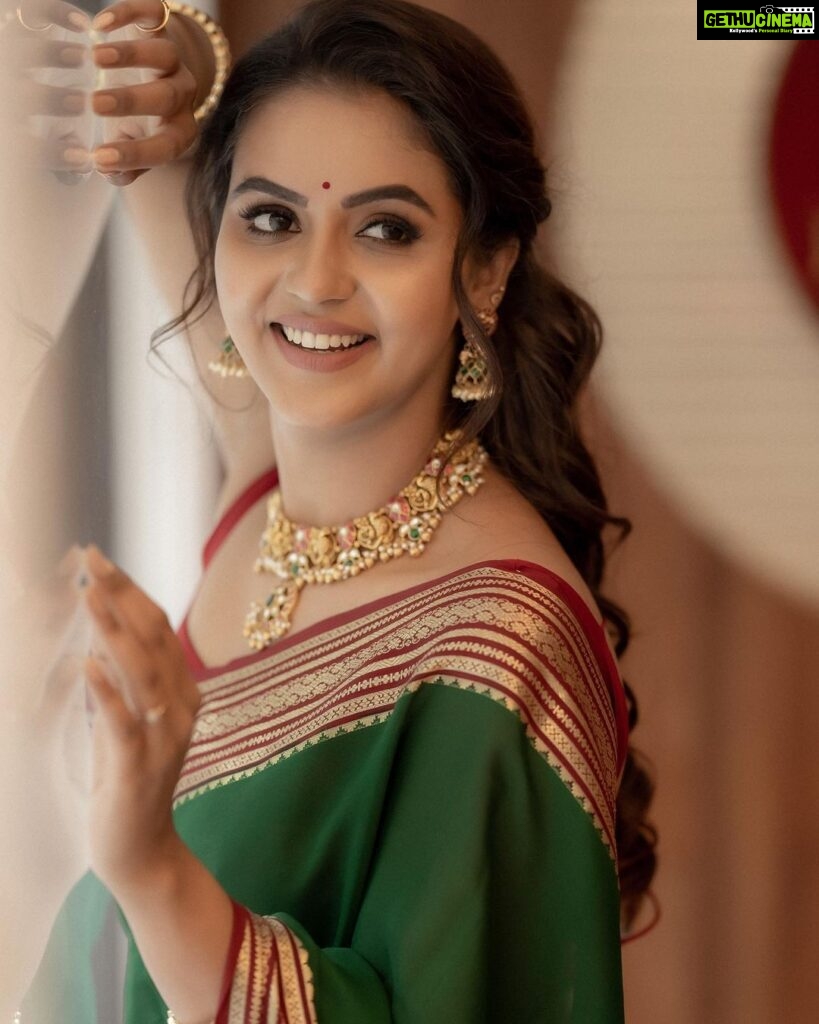 Chaitra Reddy Instagram - On the auspicious occasion of Vijayadashami, wishing you peace in every step you take and love in every choice you make 🙏🏻 #dusshera2023❤ Make up : @vijiknr Jewels : @bronzerbridaljewellery PC : @camerasenthil