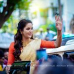 Chaitra Reddy Instagram - It’s my blessing to see you all showering so much of love on me #musuri ..! Thank you so much Abhisharan textiles for inviting me ..! And thank you each one of you for waiting more than 2 hours in that hot sun ☀️ #nandri #kayal ❤️ Photography: @eventbygks thank you for capturing this priceless moments so beautifully ❤️
