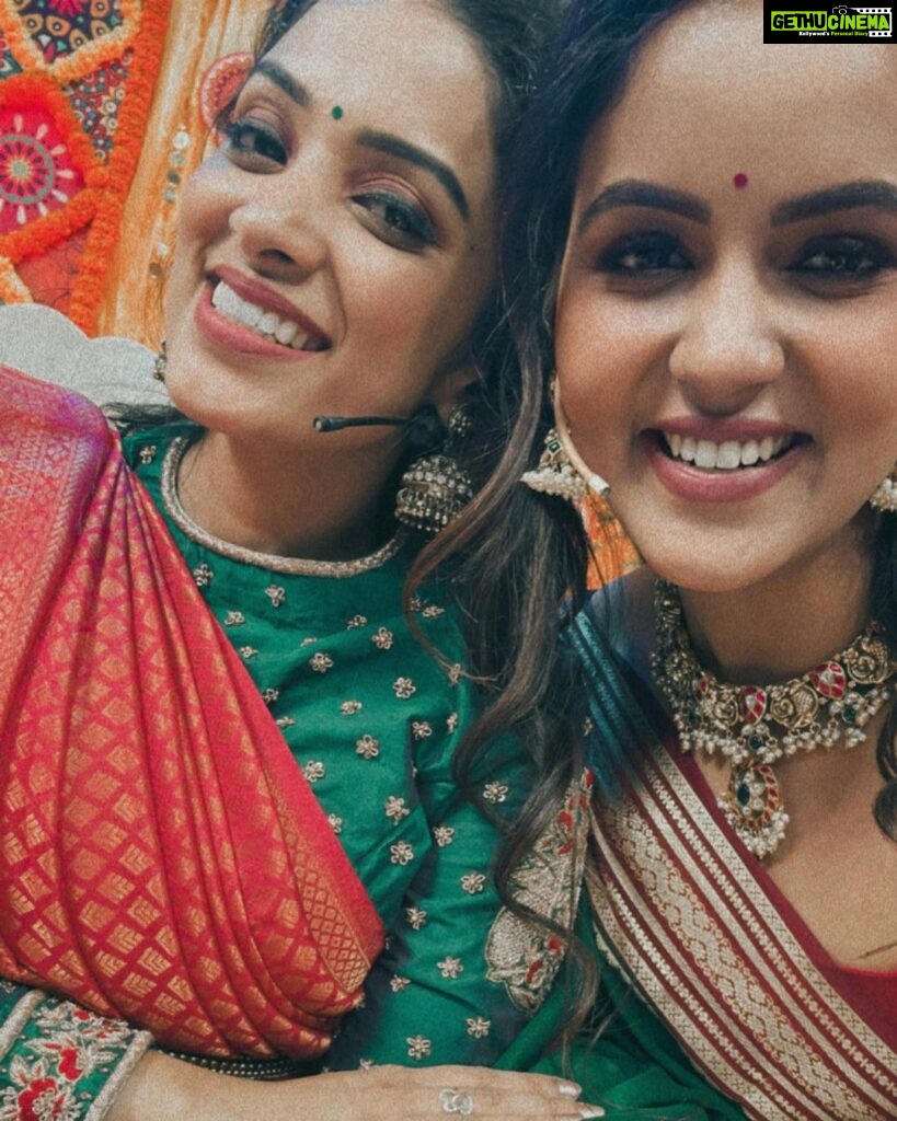 Chaitra Reddy Instagram - I was on the stage during our recent tv show shoot. She came in and straightaway sat down and started adjusting my saree pleats in front of many other artists and audience. I certainly didn’t expect that hence I felt overwhelmed by her sweet gesture 🥰 Chaithu you are just so beautiful IN & OUT ♥ Love you @chaitrareddy_official 😘