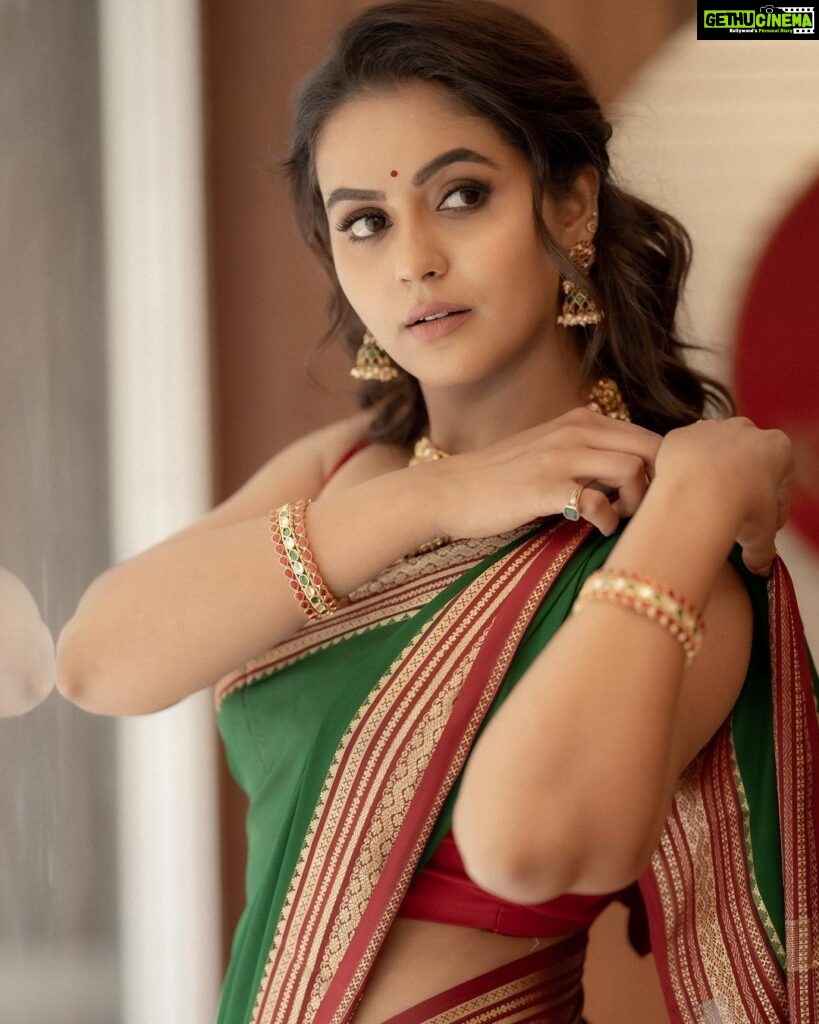 Chaitra Reddy Instagram - On the auspicious occasion of Vijayadashami, wishing you peace in every step you take and love in every choice you make 🙏🏻 #dusshera2023❤ Make up : @vijiknr Jewels : @bronzerbridaljewellery PC : @camerasenthil