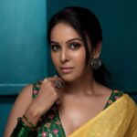 Chandini Tamilarasan Instagram - Happyyy diwaliiii 💥 ✨ Vc : @ajudaythclicker ✨ Photography : @alex_judeson ✨ Makeup : @inak_bridal_artist ✨ Assisted by @ramanna386 ✨ #chandinitamilarasan #chandini #actresschandini #photoshoot #friday #fridayvibes #love #vibes #weekendvibes #weekend #kollywood #tollywood #tollywoodactress #weekendmood #weekendwithchand #indoorphotography #vintagestyle #vintage #indowestern #chennaijazzcollection #o7bridal #devimakeup #devimakeupcbe #devimakeupkovai #thankgod #judsonphotography #reelsinstagram #diwali2023