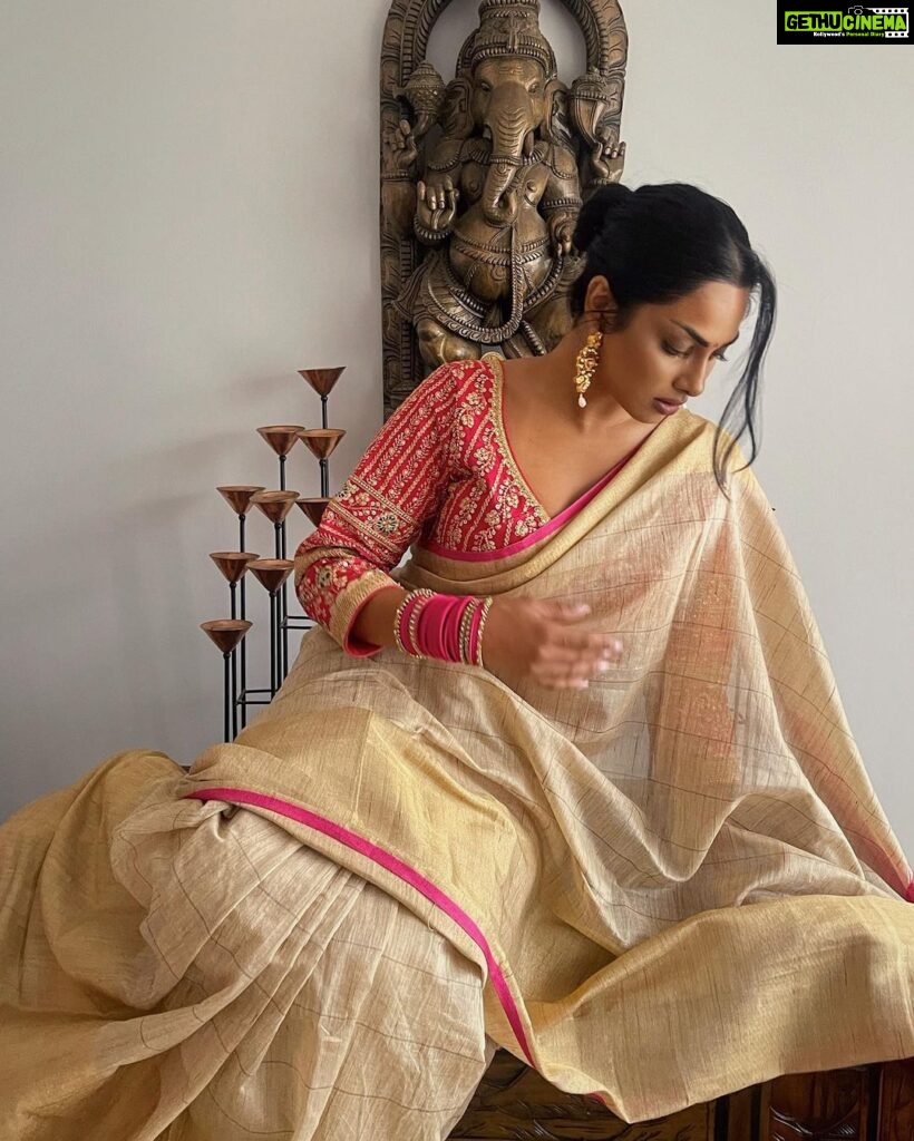 Chandrika Ravi Instagram - My mothers saree and my fathers photography 🫶🏽 Perth, Western Australia