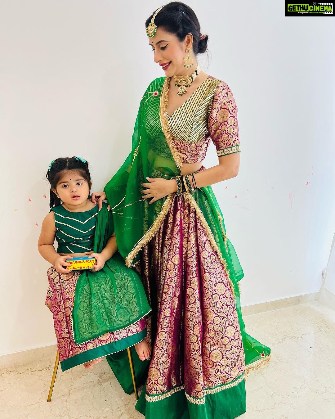 Charu Asopa Instagram - Shubho mahalaya everybody 🙏. Outfits designed by @studioj23