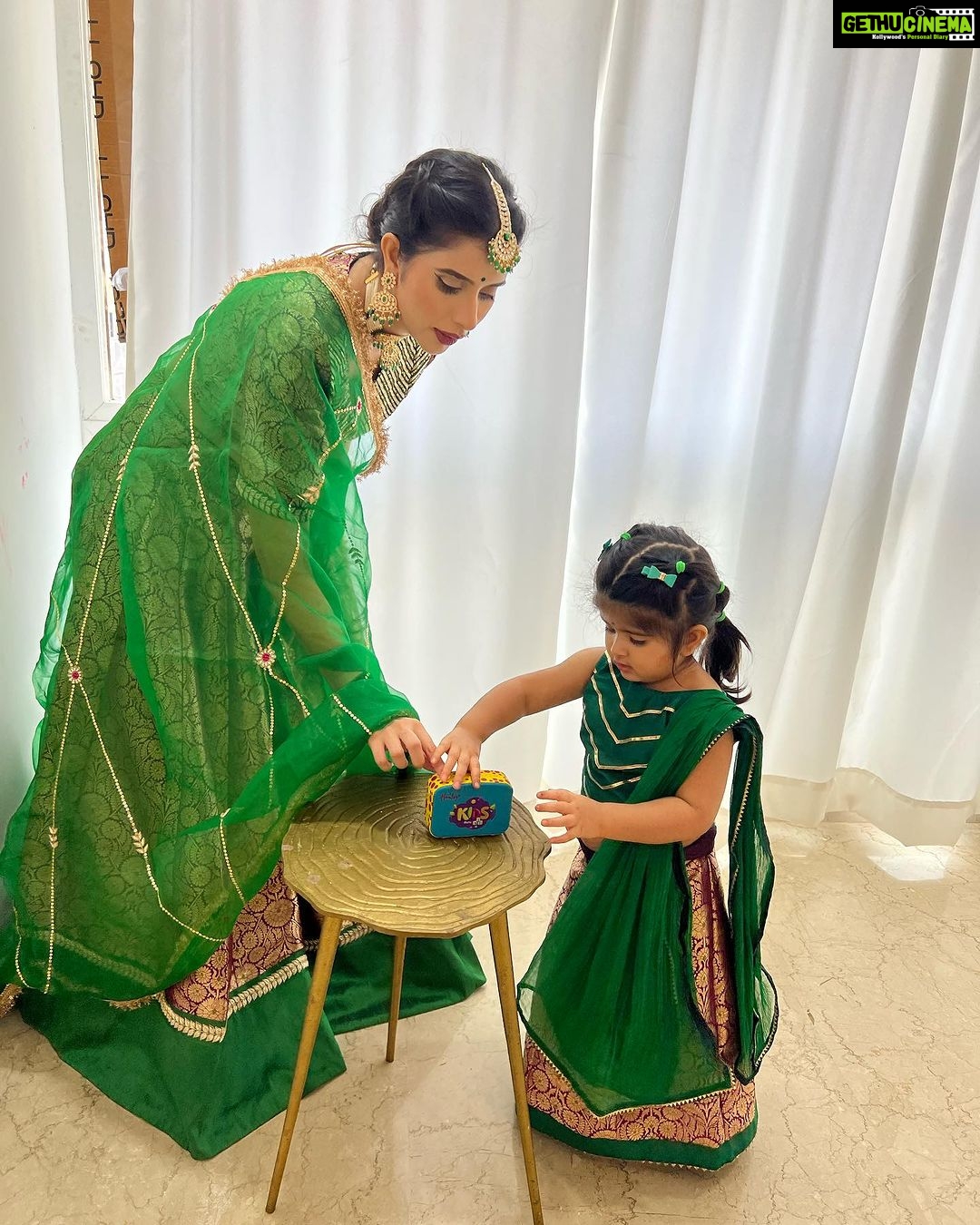 Charu Asopa Instagram - Shubho mahalaya everybody 🙏. Outfits designed by @studioj23