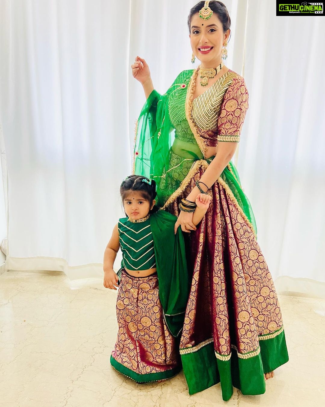 Charu Asopa Instagram - Shubho mahalaya everybody 🙏. Outfits designed by @studioj23
