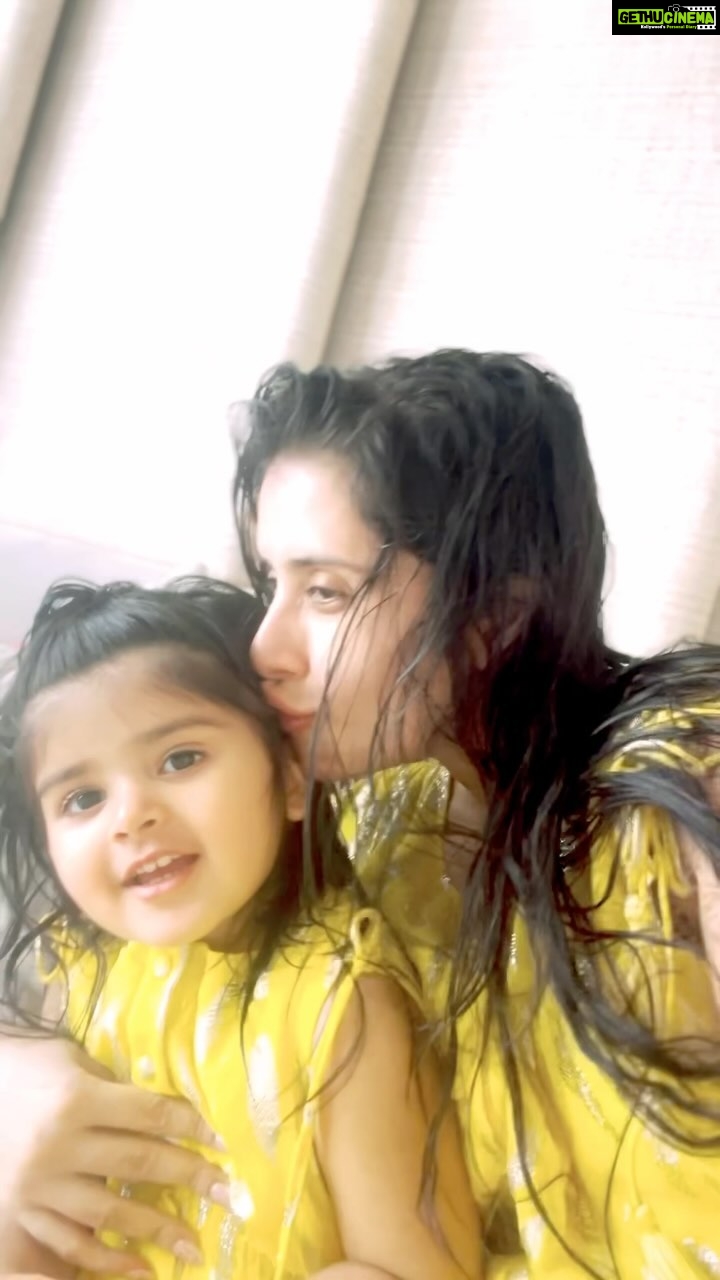 Charu Asopa Instagram - Happy Diwali to all my Instagram family… Enjoy your Diwali with your loved ones as I am celebrating my Diwali with the love of my life , my princess, my Jaan, my everything,my Ziana❤️😘🪔 outfits @younglings_india