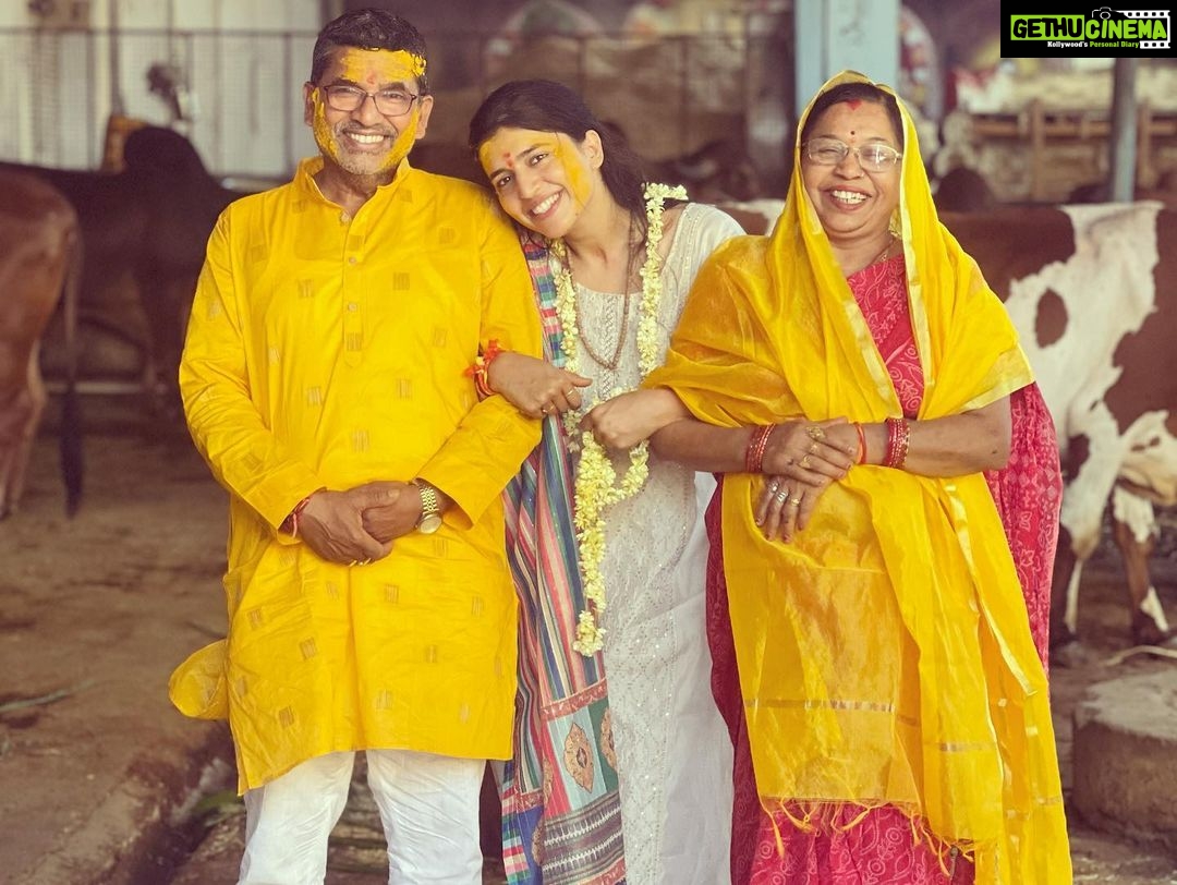 Chitra Shukla Instagram - Blessings receiving day💫 My birthday and Ma papa anniversary is the Best day of my life😊Today♥️ #11thmay wishing The best life to My parents and me by the lord Venketeshwra 🙏🏻✨ with family we had Lakshminarayna Abhishek ✨☀️✨felt so blessed. Wishing all happiness,love,prosperity and good health to all of us.😊♥️🌹✨🥰😍💫❤️💫✨✨🥰🥰 #abhishekday @narendrashukla1107 @yogendrashukla725 @pretty_preet1993 @shubhamshukla0210 @starkanav @shuklafamilylove #happiestbirthday #happiestanniversary #shuklafamily पावन सिद्धधाम श्री लक्ष्मीवेंकटेश देवस्थान, छत्रीबाग इंदौर