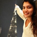 Chitra Shukla Instagram - Every moment is precious coz later on.. all will be memories of time. #chitrashukla #bhurjkhalifa #dubai #dubaimall #lights #instapic Bhurj Khalifiya, Dubai