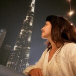 Chitra Shukla Instagram - Every moment is precious coz later on.. all will be memories of time. #chitrashukla #bhurjkhalifa #dubai #dubaimall #lights #instapic Bhurj Khalifiya, Dubai