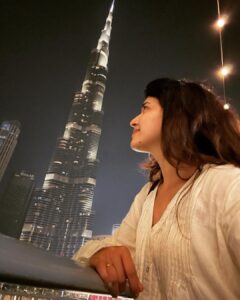 Chitra Shukla Instagram - Every moment is precious coz later on.. all will be memories of time. #chitrashukla #bhurjkhalifa #dubai #dubaimall #lights #instapic Bhurj Khalifiya, Dubai