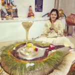 Chitra Shukla Instagram - 'शिवशक्ति में समर्पित मेरा तन-मन है, दर्पण में जो भक्ति है बस वही मेरा रंग हैं ,, भोलेनाथ की कृपा हम सब पर बनी रहें यहीं मेरी प्रार्थना हैं ✨🙏🏻 #सोमवार #happymonday Picture clicked on my birthday by my @realsupercop 😊🌟 #chitrashukla Indore, India