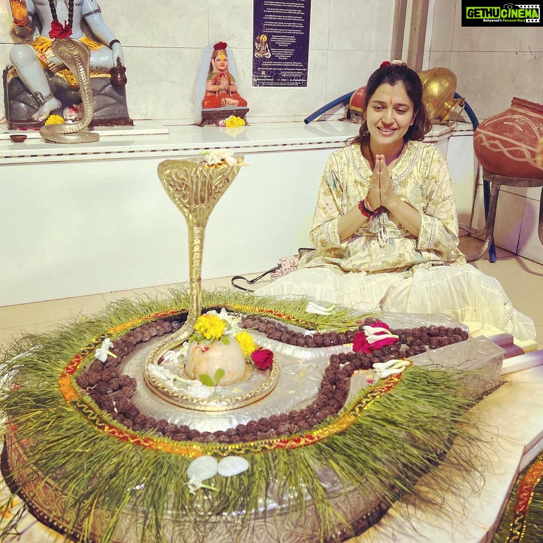 Chitra Shukla Instagram - 'शिवशक्ति में समर्पित मेरा तन-मन है, दर्पण में जो भक्ति है बस वही मेरा रंग हैं ,, भोलेनाथ की कृपा हम सब पर बनी रहें यहीं मेरी प्रार्थना हैं ✨🙏🏻 #सोमवार #happymonday Picture clicked on my birthday by my @realsupercop 😊🌟 #chitrashukla Indore, India