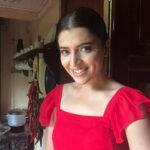 Chitra Shukla Instagram - Do not only look at my dimple 😍 I am showing you kitchen in train behind me😃 #swipeleft to see #kingtrain #train #picoftheday
