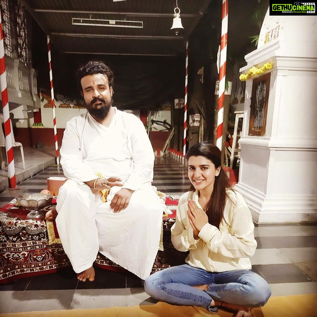 Chitra Shukla Instagram - 'गुरु शरण जब मिल जाती है मन प्रसन्न और चित्त निर्मल कर जाती हैं "भक्ति में शक्ति है" 'किसी ने क्या खूब कहा है कि गुरु से ही भक्ति हैं और गुरु से ही शक्ति हैं छड भर का मिलना भी कई जन्मों की पूर्ति है " 'न कुछ आस न कुछ खास' की चलती हैं ! "बस गुरुजी आपके आशीर्वाद की ही चलती है"😊 🙏 #जयश्रीमननारायण 🙏 #swamiji #sarkar #jayho🌸🌼🌺 ☀️गुरुपूर्णिमा की सभी को शुभकामनायें☀️ #swamijikamangalho ☀️🙏🏻✨ ☀️😊👏🏻✨ #chitrashukla Indore, India