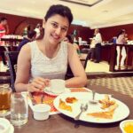 Chitra Shukla Instagram - #sharingmoments Good morning everyone☀️early morning breakfast with my brother is like lunch almost 😊😍😄 And that’s me 😉 who always offered extra juice after all and insisted to eat more😇 @yogendrashukla725 #brother #brothersisterlove #yogendrashukla #chitrashukla Dubai, United Arab Emirates