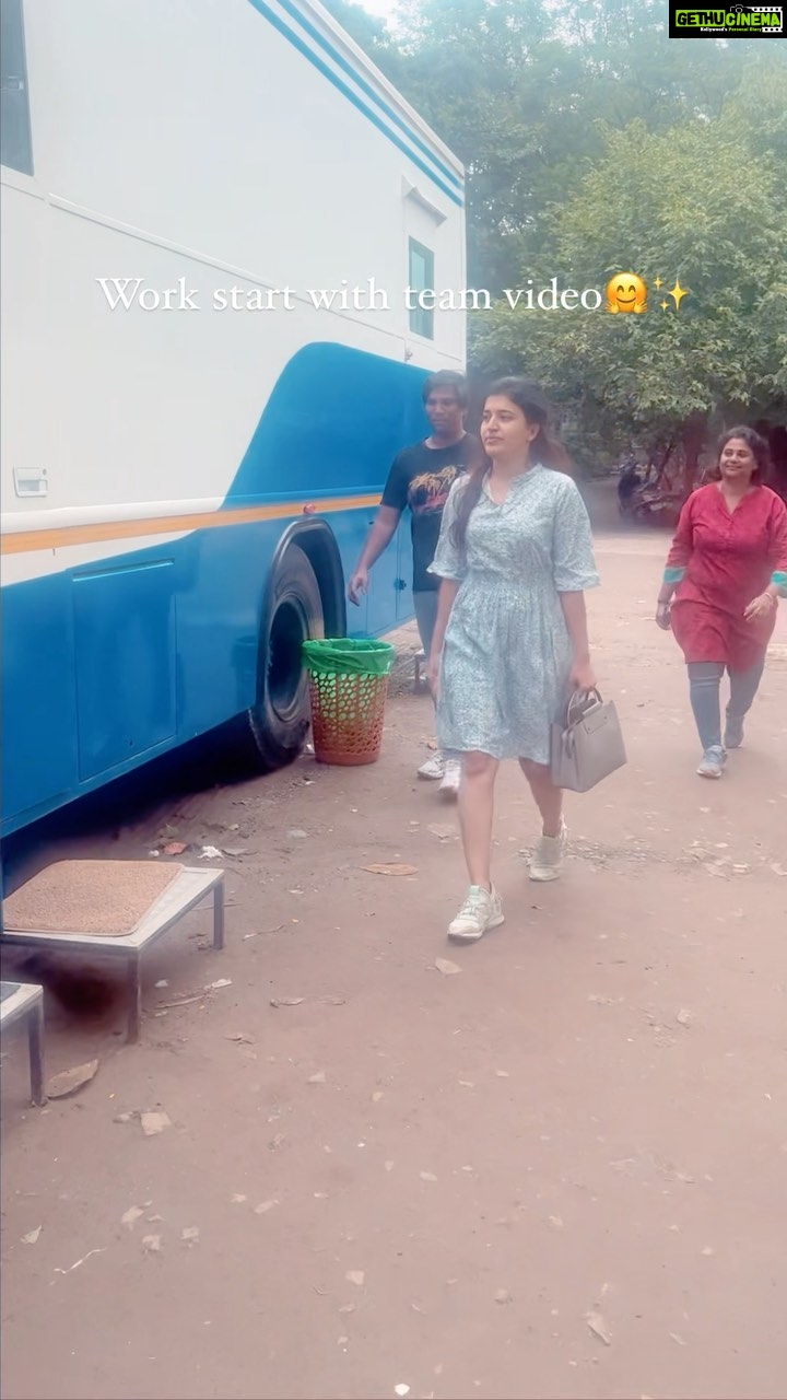 Chitra Shukla Instagram - My team insisted me to made video😆 #chitrashukla #vanity #time #makeupartist #hairstylist #assistant #reelsinstagram #reelsvideo #reelitfeelit #reelkarofeelkaro #reel #reelindia #instareels #reelit #reel