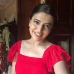 Chitra Shukla Instagram - Do not only look at my dimple 😍 I am showing you kitchen in train behind me😃 #swipeleft to see #kingtrain #train #picoftheday