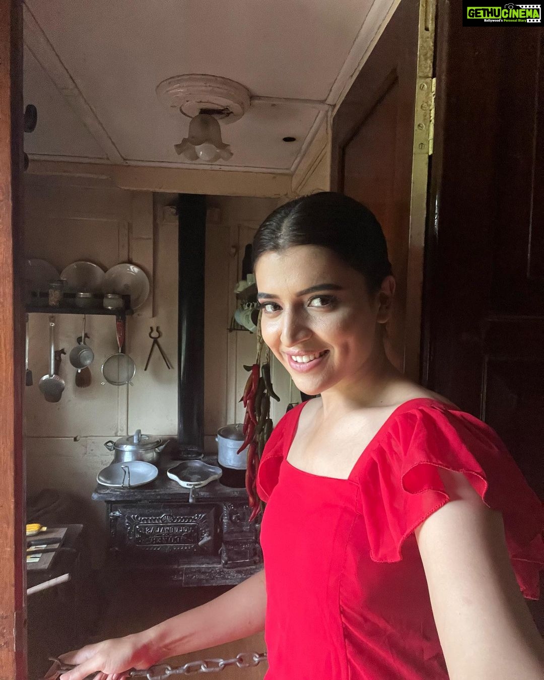 Chitra Shukla Instagram - Do not only look at my dimple π I am showing you kitchen in train behind meπ #swipeleft to see #kingtrain #train #picoftheday