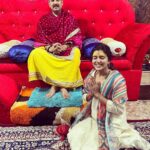 Chitra Shukla Instagram - ॐ नमः शिवाये ☀️✨👏🏻 बाबा भोलेनाथ की कृपा हम सब पर बनी रहें ! कुबेरेश्वर महादेव मंदिर सिहोर से दुनिया में सनातन धर्म और शिवभक्ति को सही दिशा,सही रूप देने वाले गुरु पंडित प्रदीप मिश्रा जी के चरणों में शीश नमन का अवसर मिला! श्री शिवाये नमस्तुभयं 😊👏🏻गुरुदेव जी ने आशीर्वाद दिया ! @pandit_pradeep_ji_mishra_ ऐसी भेंट पा कर बहुत ही अच्छा लगा... शिव शंकर भोलेनाथ की कृपा हम सब पर बनी रहें और गुरु जी से भक्ति की शक्ति की प्रेरणा शिवपुराण के मार्गदर्शन द्वारा मिलती रहें ! ॐ नमः शिवाय 🙏🏻 #pradeepmishraji #omnamhshivay #shrishivaynamastubhyam 👏🏻 #chitrashukla कुबरेश्वार धाम सीहोर