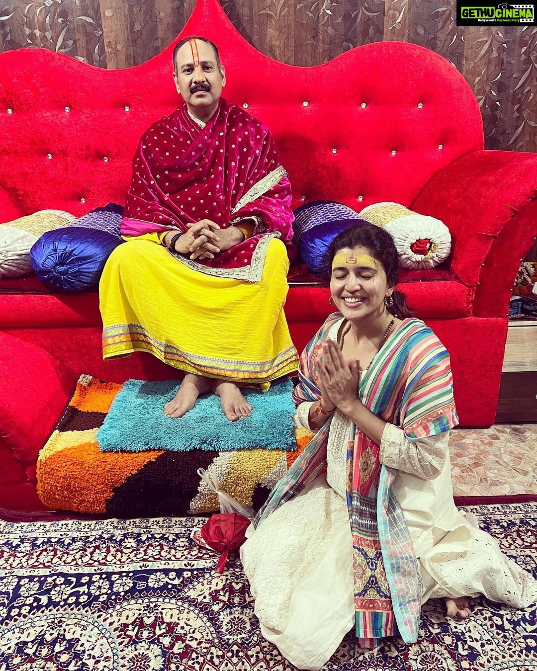 Chitra Shukla Instagram - ॐ नमः शिवाये ☀️✨👏🏻 बाबा भोलेनाथ की कृपा हम सब पर बनी रहें ! कुबेरेश्वर महादेव मंदिर सिहोर से दुनिया में सनातन धर्म और शिवभक्ति को सही दिशा,सही रूप देने वाले गुरु पंडित प्रदीप मिश्रा जी के चरणों में शीश नमन का अवसर मिला! श्री शिवाये नमस्तुभयं 😊👏🏻गुरुदेव जी ने आशीर्वाद दिया ! @pandit_pradeep_ji_mishra_ ऐसी भेंट पा कर बहुत ही अच्छा लगा... शिव शंकर भोलेनाथ की कृपा हम सब पर बनी रहें और गुरु जी से भक्ति की शक्ति की प्रेरणा शिवपुराण के मार्गदर्शन द्वारा मिलती रहें ! ॐ नमः शिवाय 🙏🏻 #pradeepmishraji #omnamhshivay #shrishivaynamastubhyam 👏🏻 #chitrashukla कुबरेश्वार धाम सीहोर
