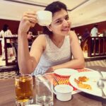 Chitra Shukla Instagram - #sharingmoments Good morning everyone☀️early morning breakfast with my brother is like lunch almost 😊😍😄 And that’s me 😉 who always offered extra juice after all and insisted to eat more😇 @yogendrashukla725 #brother #brothersisterlove #yogendrashukla #chitrashukla Dubai, United Arab Emirates