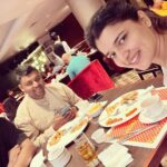Chitra Shukla Instagram - #sharingmoments Good morning everyone☀️early morning breakfast with my brother is like lunch almost 😊😍😄 And that’s me 😉 who always offered extra juice after all and insisted to eat more😇 @yogendrashukla725 #brother #brothersisterlove #yogendrashukla #chitrashukla Dubai, United Arab Emirates