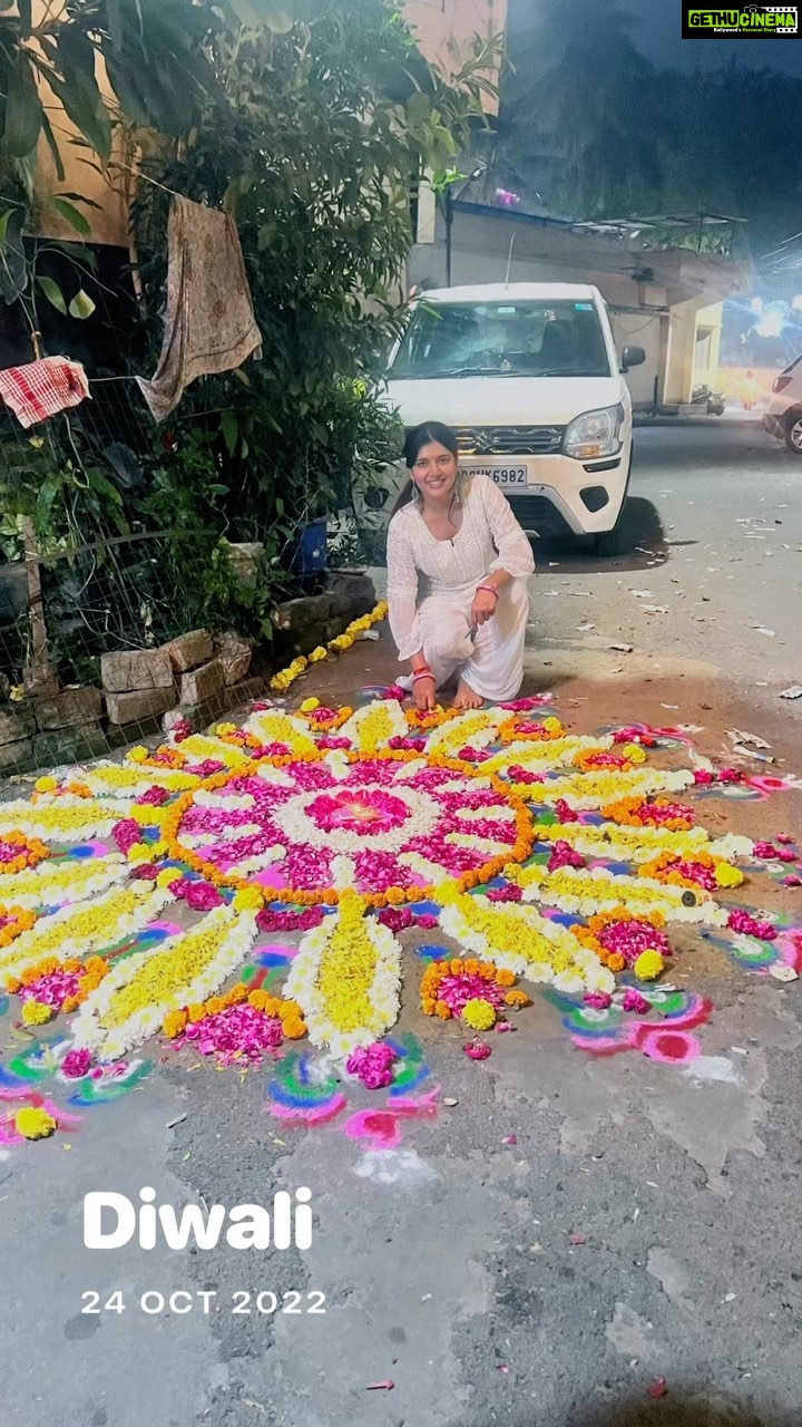 Chitra Shukla Instagram - मातापिता,गुरु जी,भगवान जी ,छोटा सा परिवार हमारा 🙏🏻✨😊 So #greatful to have all ♥️ #blessed ✨with the best family Love💕#bestfamilylove #flowerrangoli #diwali #2022 #memories #familyreel #shuklafamily #शुक्लापरिवार 😊✨ #chitrashukla #indore #myrangoli #bestrangoli #rangoli #foolokirangoli