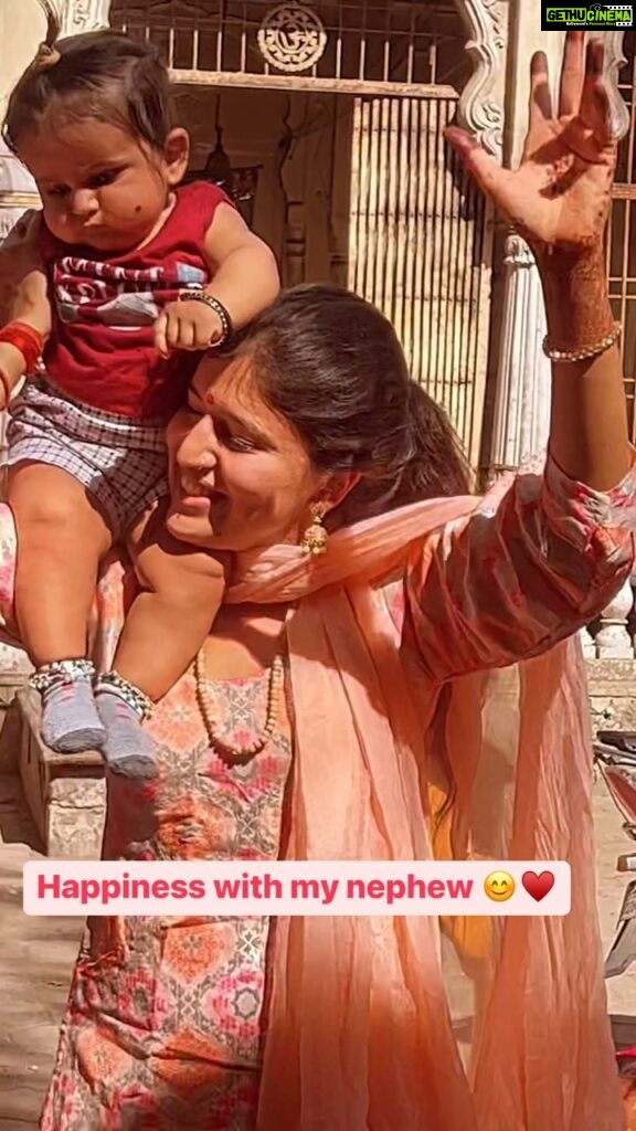 Chitra Shukla Instagram - I just love all this memorable my most favourite movement’s ❤️😊✨ dancing in #bhajan with my cuteee #nephew #familyfunction #reelsinstagram #reels #instareels #chitrashukla #shuklafamily