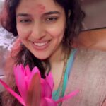 Chitra Shukla Instagram - When you experience inner happiness 🪷✨ Being spiritual is more powerful than any other thing🌅✨ Whenever I Got the best darshan of God✨I Feels like my all requirements of life is end.😊🪷✨#chitrashukla #darshanofgod 👏🏻✨#jaishrimannarayan India
