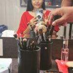 Chitra Shukla Instagram - This is how I start my day every time from many years and today:) First Ganesh ji ki aarti then hanuman chalisa filled my day with lot of positivity and full of energy.#gulshankumar #voice Focus: my makeup artist making me dark according to my role in the film. And I am liking this shade on me😊 #swipeleft #happymorning #shootingday #makeuptime #chitrashukla #newmovie #telugucinema #vanity #kaliyugam #movie #telugucinema #vanitymirror #makeuptime