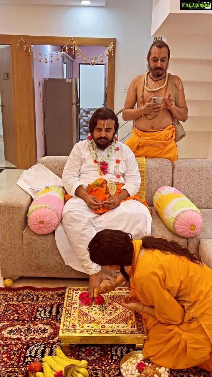 Chitra Shukla Instagram - भक्ति में ही शक्ति हैं ! गुरु के चरणों में जो मिलती हैं . गुरु कृपा सदा हमारे परिवार पर बनी रहें ! गुरुवर का आशीर्वाद हम सब सदा पाते रहें . स्वामी जी का मंगल हो 🙏🏻🪷✨👏🏻 बहोत आनंदमय जीवन के पल ✨✨✨✨✨ @vishnuprapanna_acharyaji @_.shri_swami_jisarkar 🌞👏🏻✨🌅 #shuklafamily @shuklafamilylove @narendrashukla1107 @yogendrashukla725 @pretty_preet1993 @shubhamshukla0210 @starkanav #narendrashukla #manjushukla #yogendrashukla #preetishukla #shubhamshukla #kanavshukla #chitrashukla #guruji #swamiji 👏🏻✨