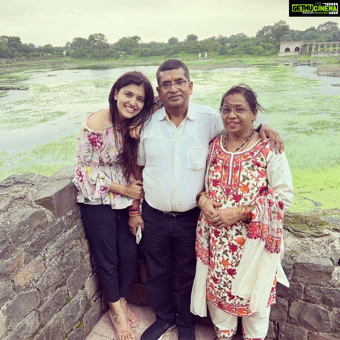 Chitra Shukla Instagram - माता पिता तुम मेरे शरण गहूं मैं किसकी✨💫♥️ #happyteachersday to my real #teacher of life🌅😊🪷✨ #teacheroflife #mylifeteacher #teachersday #myparents #narendrashukla #manjushukla #shuklafamily #chitrashukla Indore, India